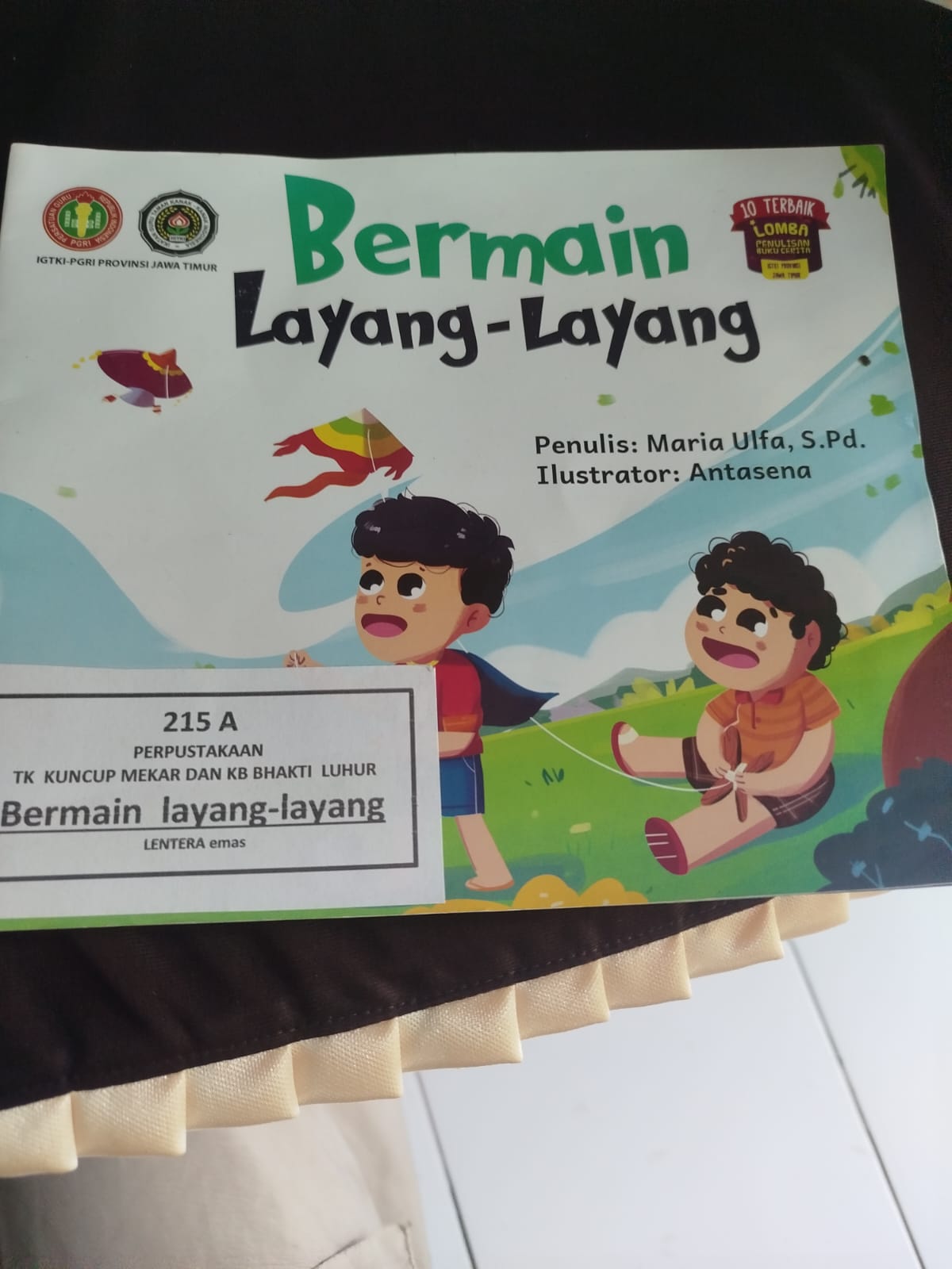 Bermain Layang-Layang